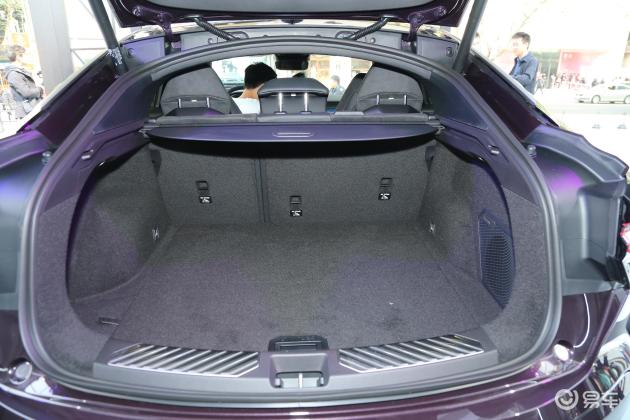 当前位置:>易车>领克05phev车尾摘要>摘要详情>领克05 phev后备厢空间