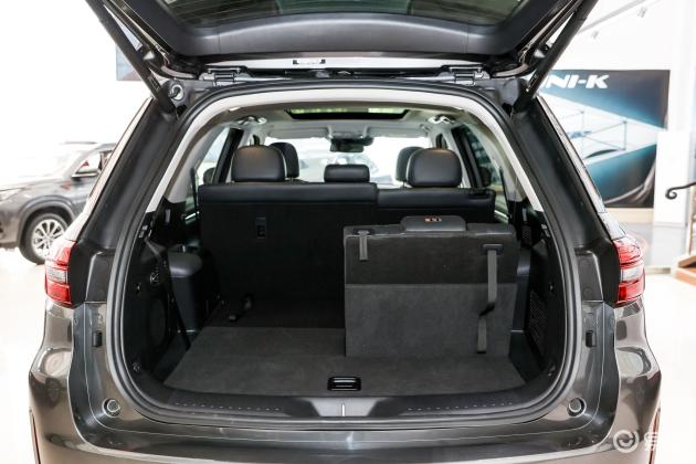 详情>长安cs95后备厢放两个行李包还是没有问题的,后排座椅不能放倒