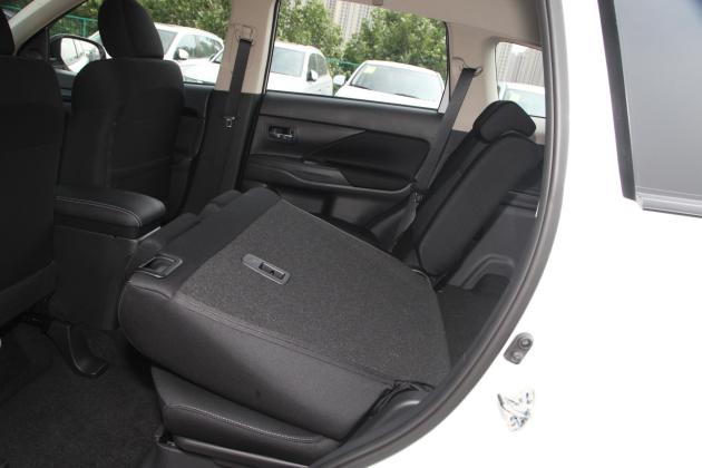 摘要详情>欧蓝德后备厢放两个行李包还是没有问题的,后排座椅不能放倒