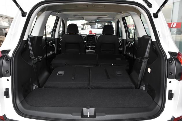 swm斯威x7后备厢空间表现中规中矩,如果需要装一些较大的物件,后排