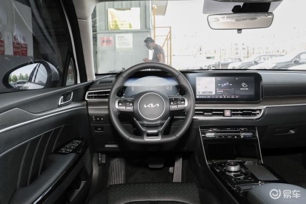 起亚k5后排空间表现中规中矩,腿部空间还算富裕,满足日常家用完全没有