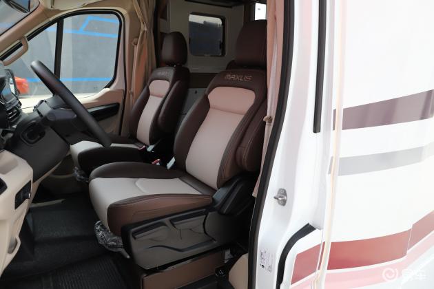 上汽大通maxus v90房车内饰设计走了饱满路线,视觉效果非常不错