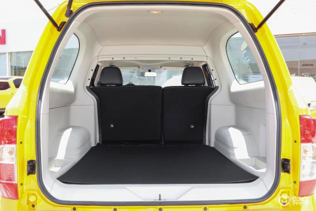 帕拉索后备厢空间表现中规中矩,如果需要装一些较大的物件,后排座椅还