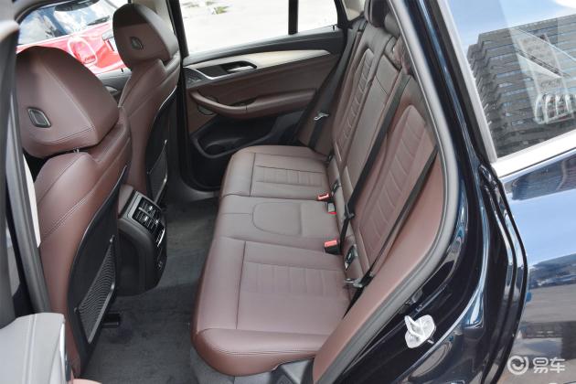 宝马ix3后备厢放两个行李包还是没有问题的,后排座椅不能放倒,这一点