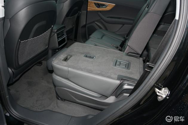 当前位置:>易车>奥迪q7车尾摘要>摘要详情>奥迪q7后备厢空间不错,也能