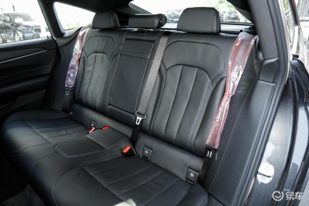 当前位置:>易车>宝马6系gt车尾摘要>摘要详情>宝马6系gt后备厢空间可