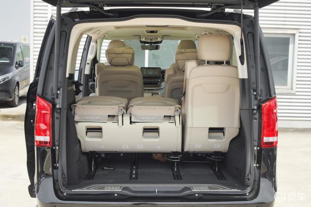 当前位置:>易车>奔驰v级车尾摘要>摘要详情>奔驰v级后排空间不错,满足