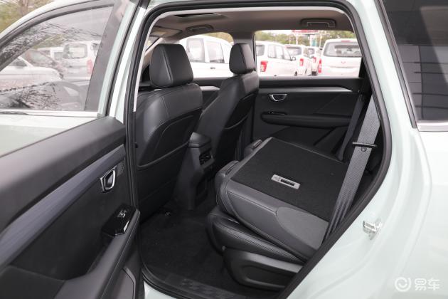 当前位置:>易车>五菱星辰车身摘要>摘要详情>五菱星辰后排空间表现中