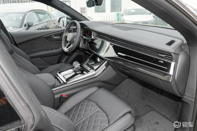 内饰简约上,奥迪q8更强调豪华和豪华