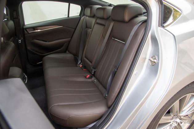 阿特兹内饰-后排-驻车-易车