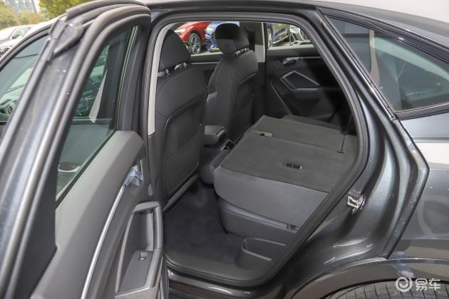 头摘要>摘要详情>奥迪q3 sportback后备厢空间不错,也能通过放倒后排