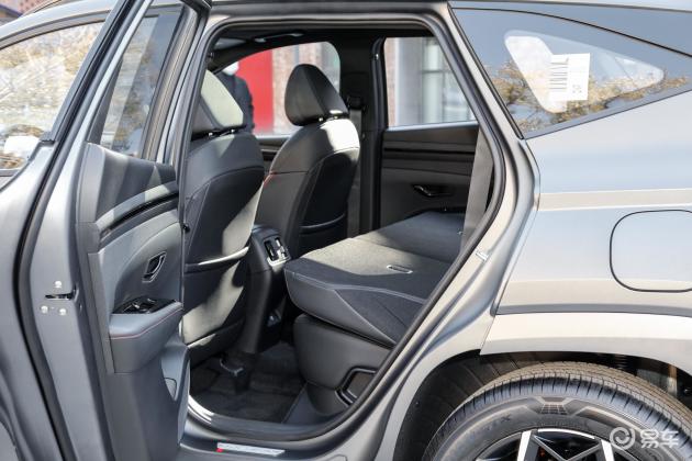 当前位置:>易车>途胜车头摘要>摘要详情>途胜后备厢常规空间表现中规
