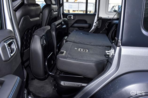 牧马人phev后备厢空间可利用率很高,装载能力也较为出色,后排座椅支持