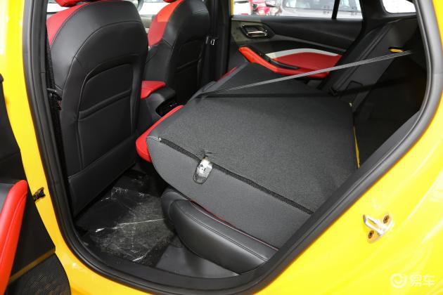 名爵5后备厢放两个行李包还是没有问题的,后排座椅不能放倒,这一点