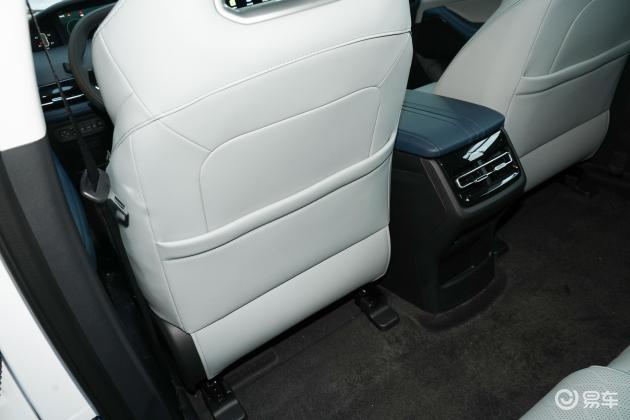 >长安uni-k idd后备厢放两个行李包还是没有问题的,后排座椅不能放倒