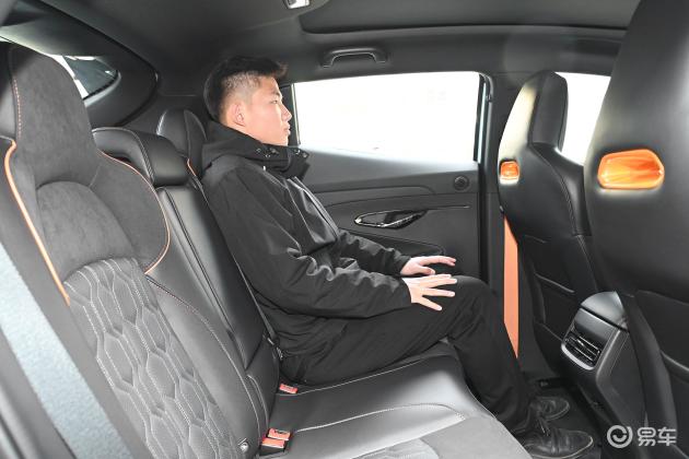 当前位置:>易车>长安uni-t车灯摘要>摘要详情>长安uni-t空间表现不错