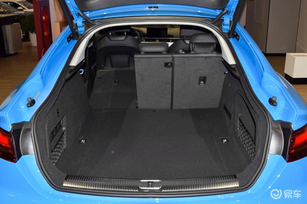 摘要详情>奥迪a5后备厢空间不错,也能通过放倒后排座椅来扩展储物空间