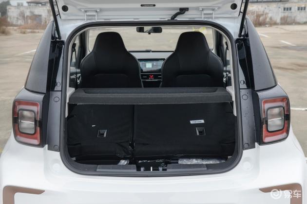 思皓e10x后备厢空间表现中规中矩,如果需要装一些较大的物件,后排座椅