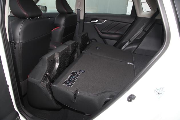 启辰t60后排空间表现中规中矩,腿部空间还算富裕,满足日常家用完全没