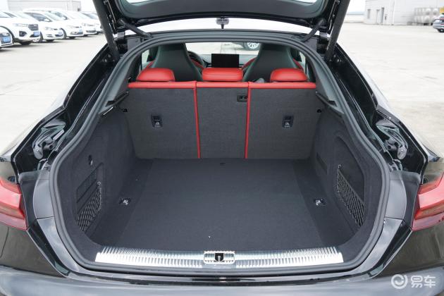 s5车尾摘要>摘要详情>奥迪s5后备厢空间表现还算不错,放倒后排座椅后