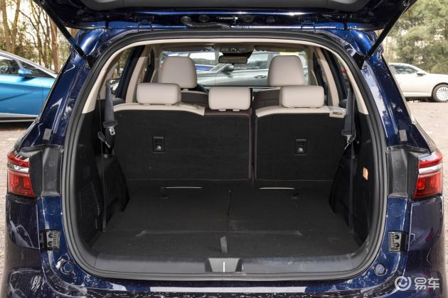 宋max新能源后备厢空间可利用率很高,装载能力也较为出色,后排座椅