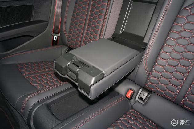 车尾摘要>摘要详情>奥迪rs 5后备厢空间表现还算不错,放倒后排座椅后