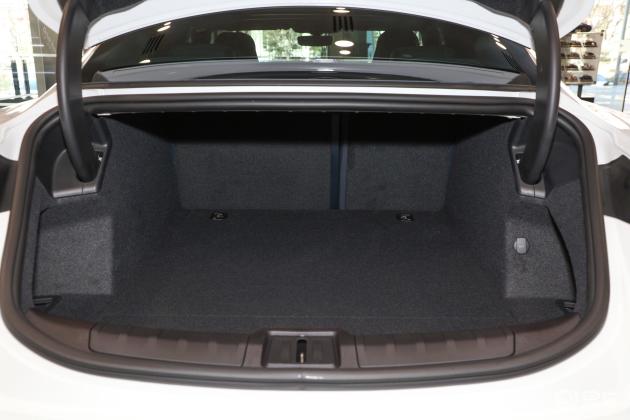 taycan后备厢空间表现中规中矩,如果需要装一些较大