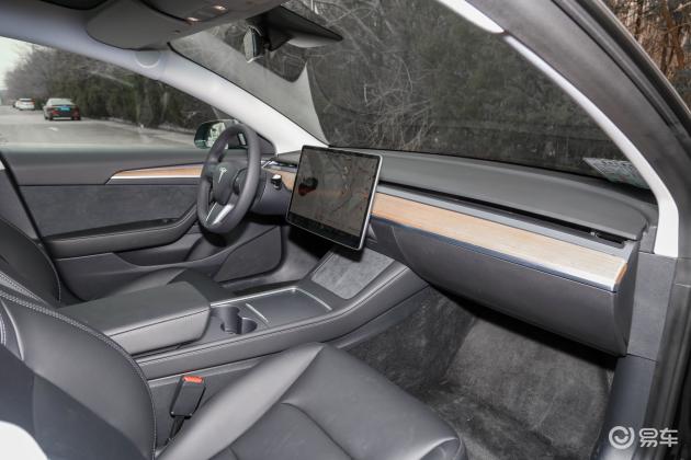 当前位置:>易车>model3方向盘摘要>摘要详情>内饰部分,新车整体设计