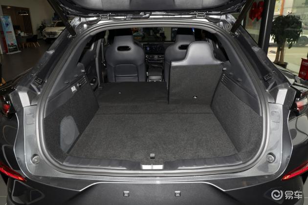 当前位置:>易车>长安uni-t车尾摘要>摘要详情>长安uni-t后排空间表现