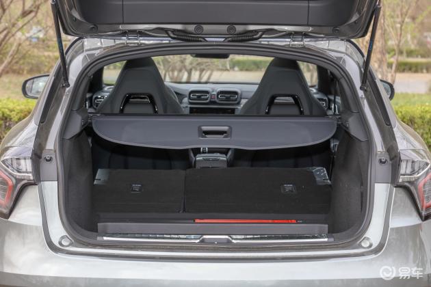 领克02 hatchback后备厢空间大小符合它家用的定位,一家人出行的置物