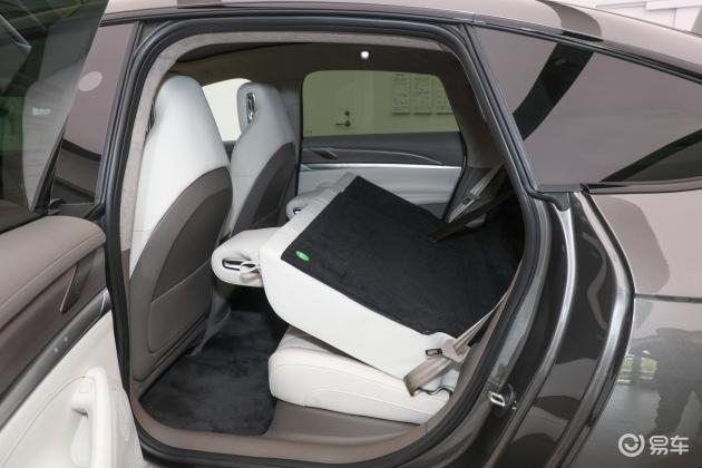 当前位置:>易车>智己l7车尾摘要>摘要详情>智己l7后排空间不错,满足