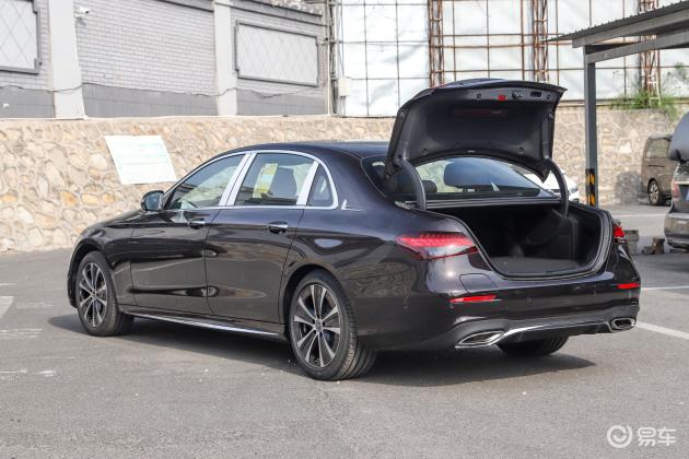 奔驰e级插电混动车尾座椅气囊