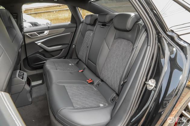 当前位置:>易车>奥迪s6车尾摘要>摘要详情>奥迪s6后备厢空间表现还