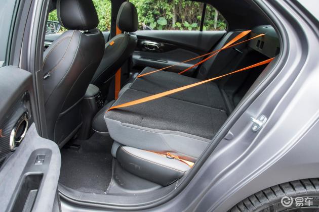 影豹后备厢空间可利用率很高,装载能力也较为出色,后排座椅支持比例