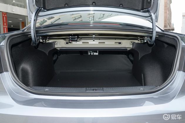 当前位置:>易车>荣威i6maxev车头摘要>摘要详情>荣威i6 max ev后备厢