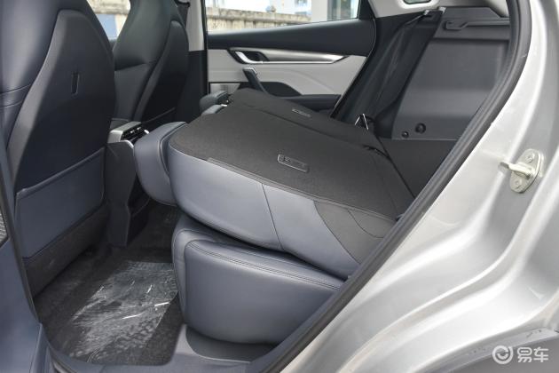 5车尾摘要>摘要详情>威马ex5后备厢空间表现还算不错,放倒后排座椅后