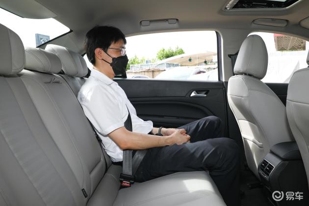 标致408后备厢空间不错,也能通过放倒后排座椅来扩展储物空间,日常