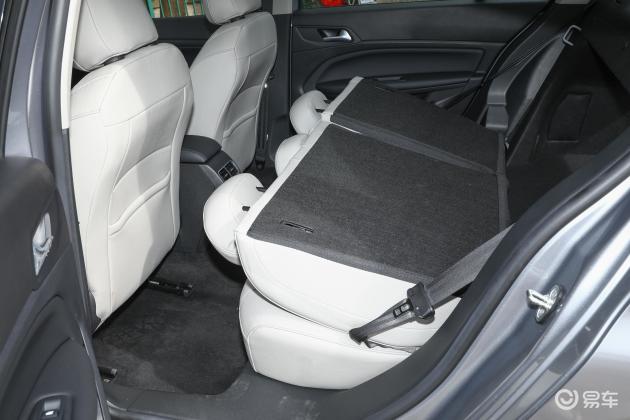 详情>标致408后备厢放两个行李包还是没有问题的,后排座椅不能放倒,这