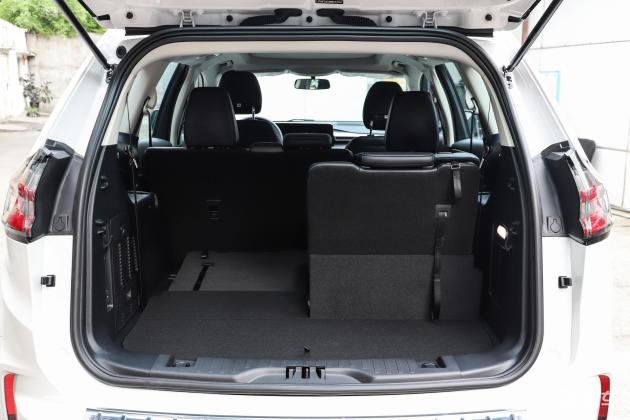 当前位置:>易车>锐界车灯摘要>摘要详情>锐界后排空间不错,满足日常