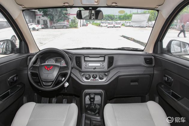 来到内饰,五菱宏光v的内饰的设计风格给人感觉就是我比较喜欢.