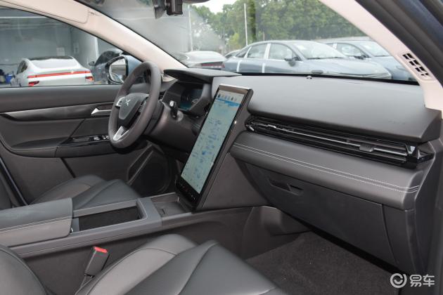 就内饰而言,小鹏汽车g3更精致.新车还配备了小鹏汽车最新样式的12.