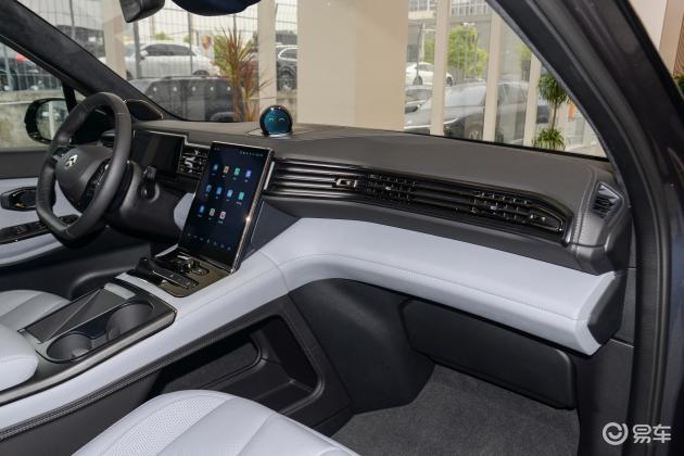 当前位置:>易车>蔚来es8方向盘摘要>摘要详情>蔚来es8的内饰造型颇为