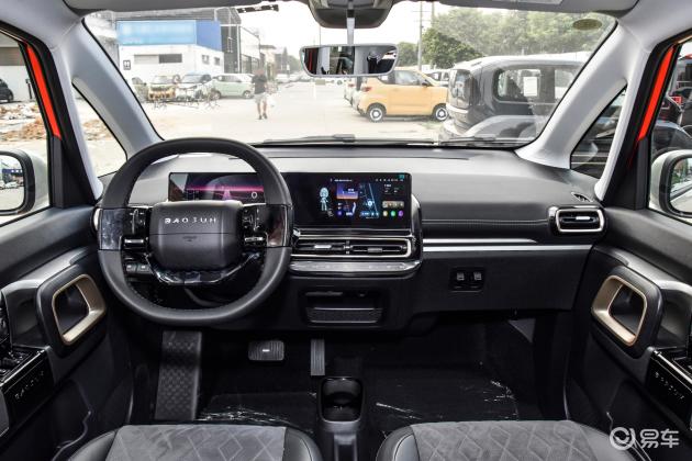 来到车内,宝骏kiwi ev内饰设计看起来较为精致,整体设计很精神.