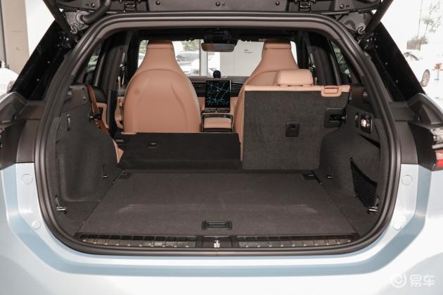 详情>蔚来es6后备厢空间不错,也能通过放倒后排座椅来扩展储物空间
