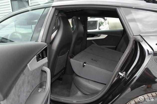 当前位置:>易车>奥迪s5车尾摘要>摘要详情>奥迪s5空间表现不错,腿部