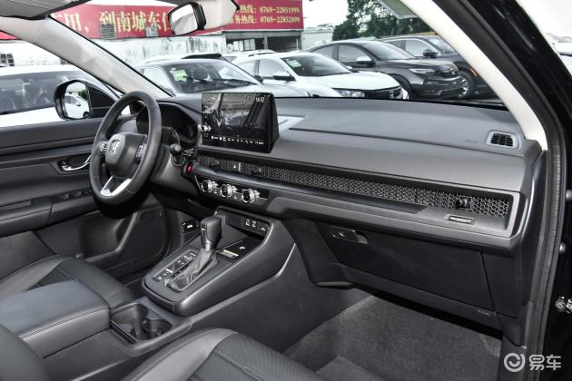 内饰设计上,2020款本田crv依旧是延续了之前的经典设计,内饰颜色以