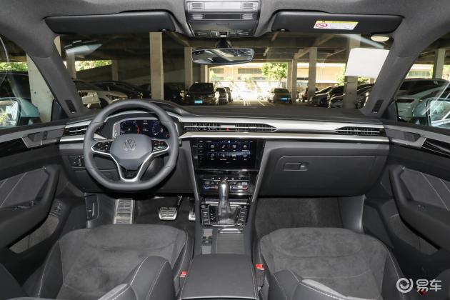 内饰布局上,一汽-大众cc更强调简单和精致.