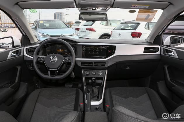 进入车厢内部,大众polo的内饰布局依旧是经典的大众家族式风格,t形