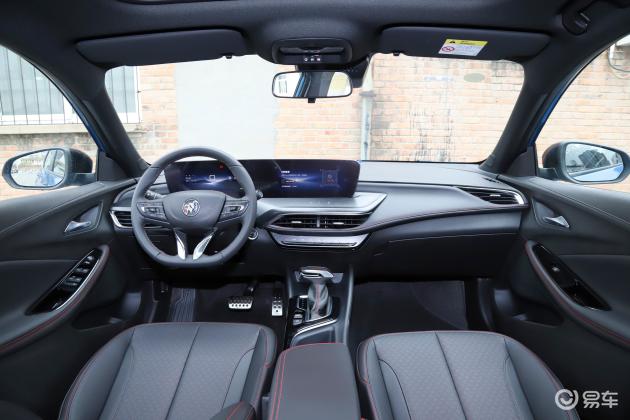 来到内饰,威朗的环抱式的内饰布局给人感觉就是豪华.