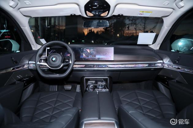 了更大尺寸的可编程全液晶仪表盘和中控屏,同时还搭载了最新的idrive